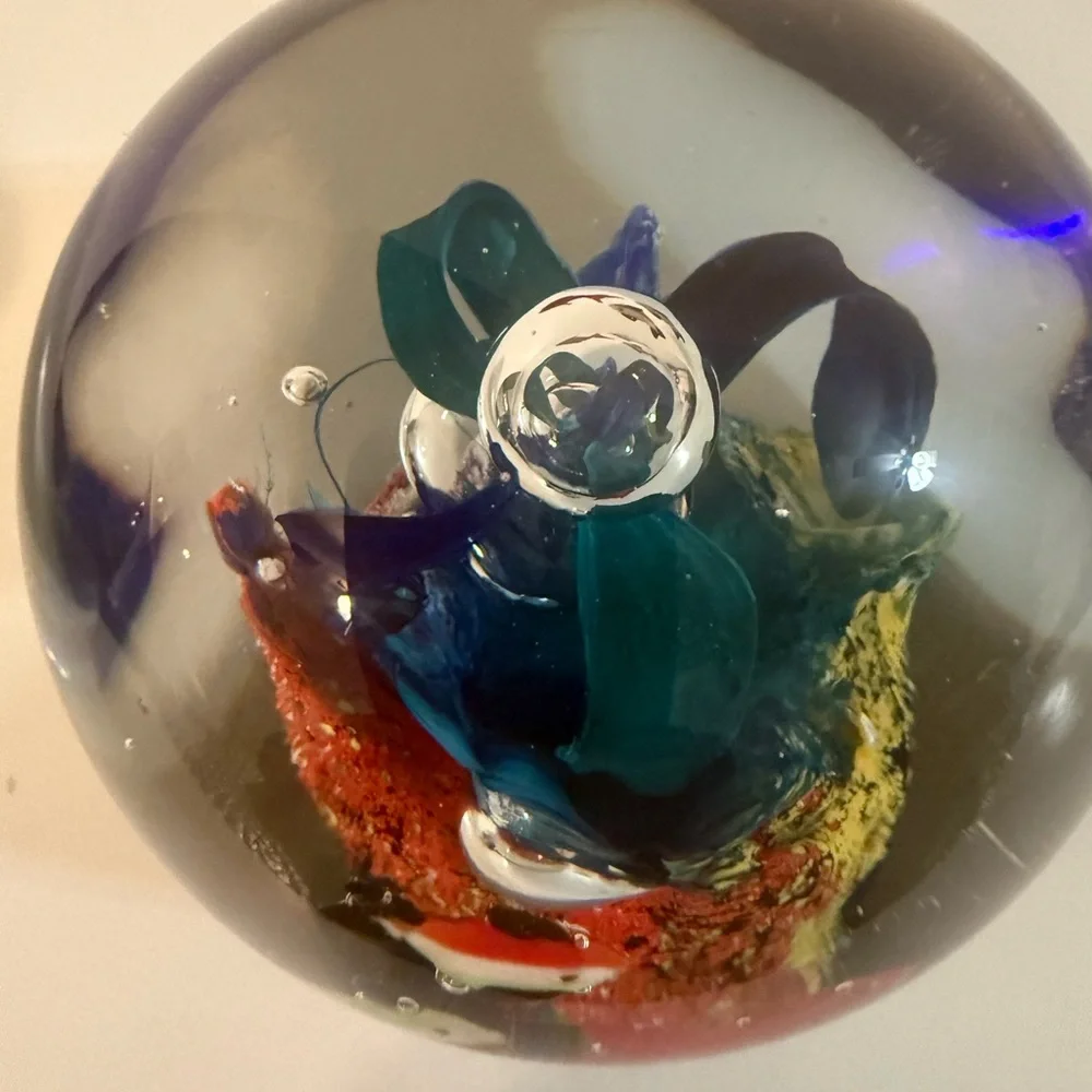 ART GLASS FISH AQUARIUM GLASS PAPER WEIGHT Pre-Owned 3 1/2 Inches High